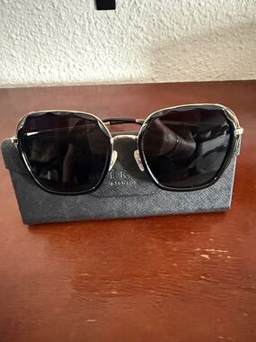Black Oversized Women’s Sunglasses